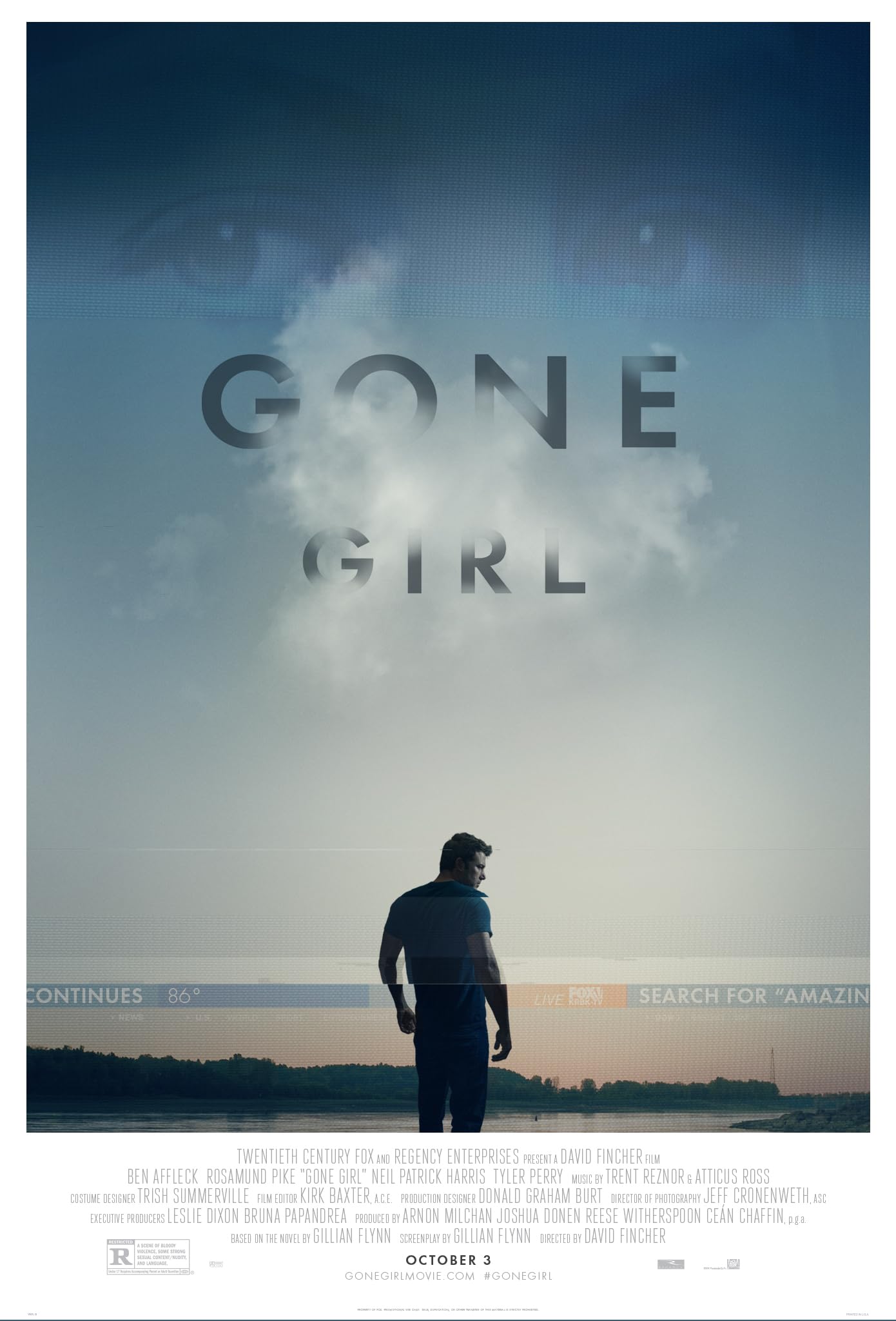호숫가 제방 위에 남성이 등을 보인 채 서 있고, 흐린 하늘 한가운데에 구름과 함께 ‘GONE GIRL’이라는 제목이 떠 있는 미니멀한 스릴러 영화 포스터