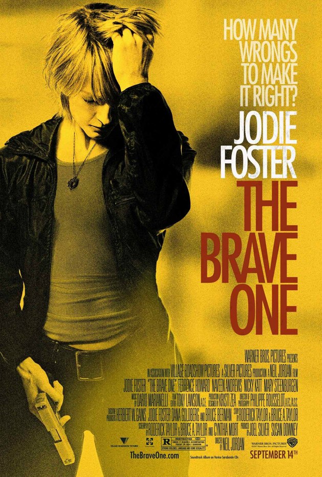 영화 더 브레이브 원(The Brave One, 2007) 포스터 – 노란 톤 배경에서 조디 포스터가 고개를 숙이고 한 손에는 권총을 쥔 채 서 있는 여성 복수 스릴러 이미지